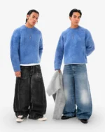 conservare il capo piegato in un luogo fresco e asciutto; appenderlo causerà l'allungamento delle fibre.