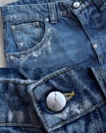 Acquista i jeans Reaven Silver Snowfall Rift Denim dal nostro negozio. Questi jeans di alta qualità, dal lavaggio medio, presentano un effetto anticato color argento e un'audace silhouette con spacchi. Acquista ora!