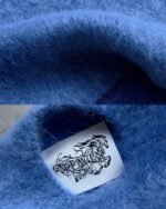 conservare il capo piegato in un luogo fresco e asciutto; appenderlo causerà l'allungamento delle fibre.