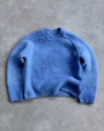 conservare il capo piegato in un luogo fresco e asciutto; appenderlo causerà l'allungamento delle fibre.