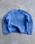 conservare il capo piegato in un luogo fresco e asciutto; appenderlo causerà l'allungamento delle fibre.