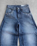 Acquista i jeans Reaven Silver Snowfall Rift Denim dal nostro negozio. Questi jeans di alta qualità, dal lavaggio medio, presentano un effetto anticato color argento e un'audace silhouette con spacchi. Acquista ora!