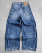 Acquista i jeans Reaven Silver Snowfall Rift Denim dal nostro negozio. Questi jeans di alta qualità, dal lavaggio medio, presentano un effetto anticato color argento e un'audace silhouette con spacchi. Acquista ora!