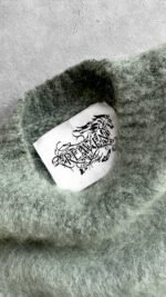 Acquista questo maglione in mohair Reaven Matcha Green Nuvola dal nostro negozio. È realizzato in mohair di prima qualità e morbido. Acquista ora!